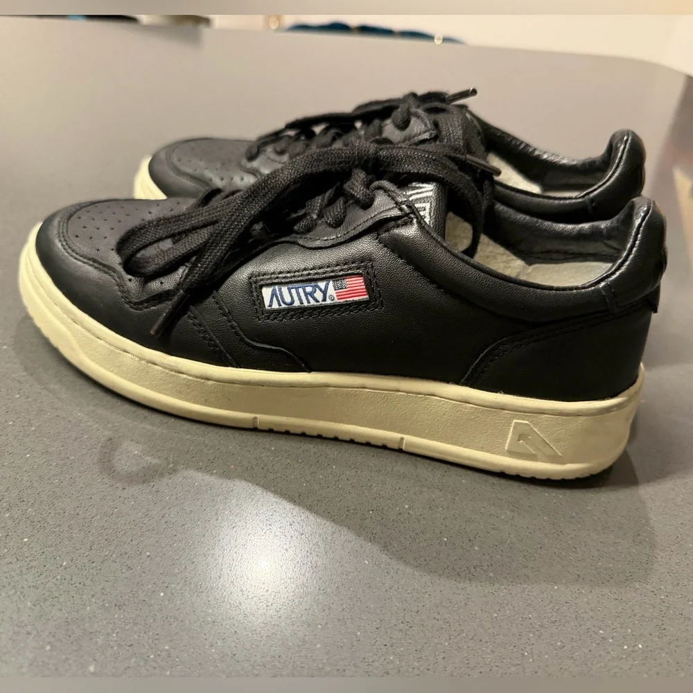 Autry Black Leather Medalist Low Sneakers in Super Soft Nappa Size 39 US 9 EUC